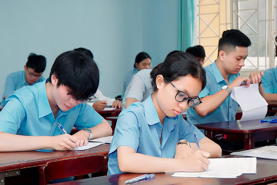 Thí sinh dự thi môn Ngữ văn tại điểm thi Trường THPT chuyên Hùng Vương. Ảnh: Đ.T Thí sinh dự thi môn Ngữ văn tại điểm thi Trường THPT chuyên Hùng Vương. Ảnh: Đ.T