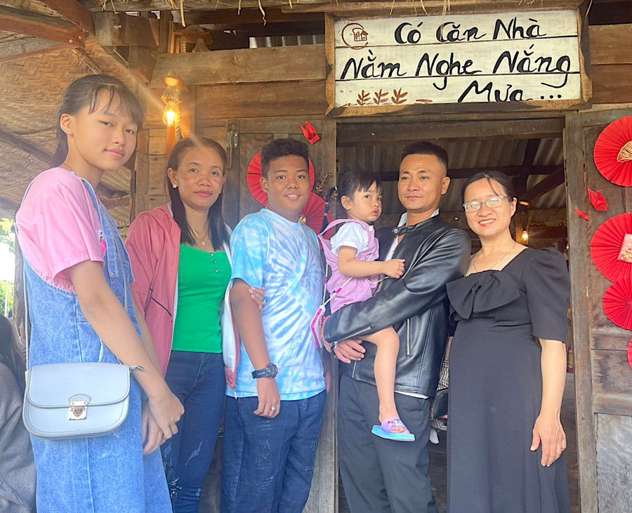 Chị Sơn Thị Bảo Vương (thứ 2 từ trái sang) du xuân cùng gia đình trong ngày Tết cổ truyền của dân tộc. Ảnh: Vũ Chi Chị Sơn Thị Bảo Vương (thứ 2 từ trái sang) du xuân cùng gia đình trong ngày Tết cổ truyền của dân tộc. Ảnh: Vũ Chi