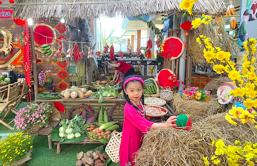 Chương trình diễn ra từ ngày 18 đến 30-1 với nhiều hoạt động vui tươi, ý nghĩa cho trẻ như: trang trí môi trường ngày Tết, mùa xuân; trải nghiệm làm bánh mứt Tết, trò chơi dân gian, văn nghệ mừng xuân, phiên chợ xuân, bé vui tất niên… Những hoạt động này sẽ giúp trẻ có nhiều kỷ niệm đẹp bên cô giáo và bạn bè trước thềm năm mới. Chương trình diễn ra từ ngày 18 đến 30-1 với nhiều hoạt động vui tươi, ý nghĩa cho trẻ như: trang trí môi trường ngày Tết, mùa xuân; trải nghiệm làm bánh mứt Tết, trò chơi dân gian, văn nghệ mừng xuân, phiên chợ xuân, bé vui tất niên… Những hoạt động này sẽ giúp trẻ có nhiều kỷ niệm đẹp bên cô giáo và bạn bè trước thềm năm mới.