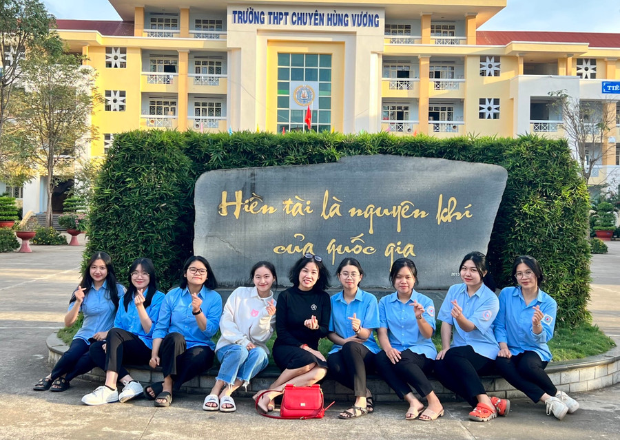 Cô Hà Hoài Phương (thứ 5 từ trái sang) và 8 thành viên trong Đội tuyển học sinh giỏi quốc gia môn Ngữ văn năm học 2022-2023. Ảnh: Mộc Trà Cô Hà Hoài Phương (thứ 5 từ trái sang) và 8 thành viên trong Đội tuyển học sinh giỏi quốc gia môn Ngữ văn năm học 2022-2023. Ảnh: Mộc Trà
