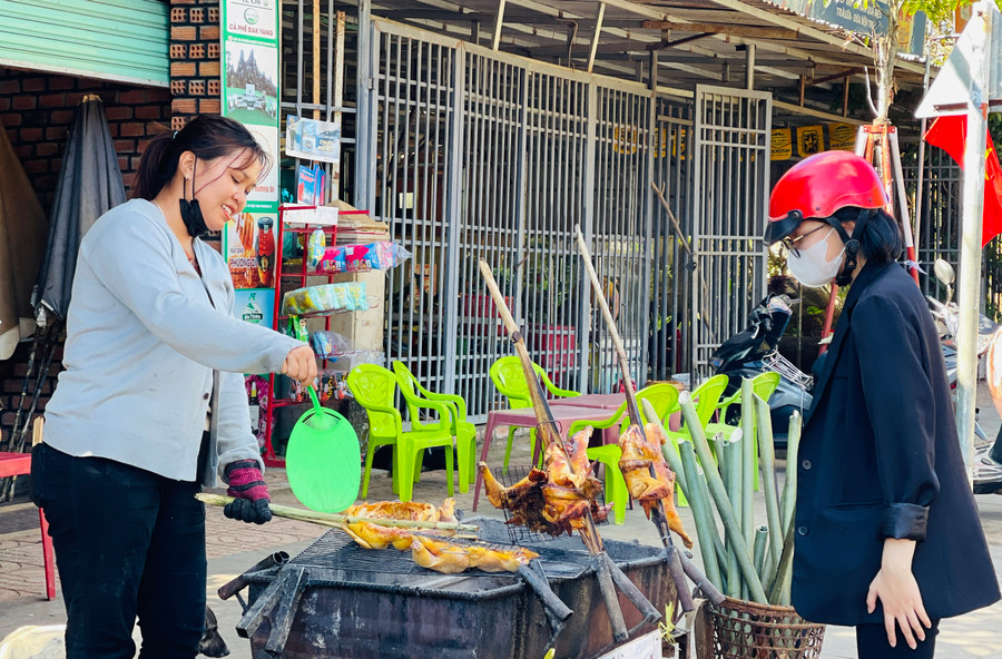 Món ăn truyền thống của người Jrai thu hút người dân và du khách. Ảnh: Mai Ka Món ăn truyền thống của người Jrai thu hút người dân và du khách. Ảnh: Mai Ka