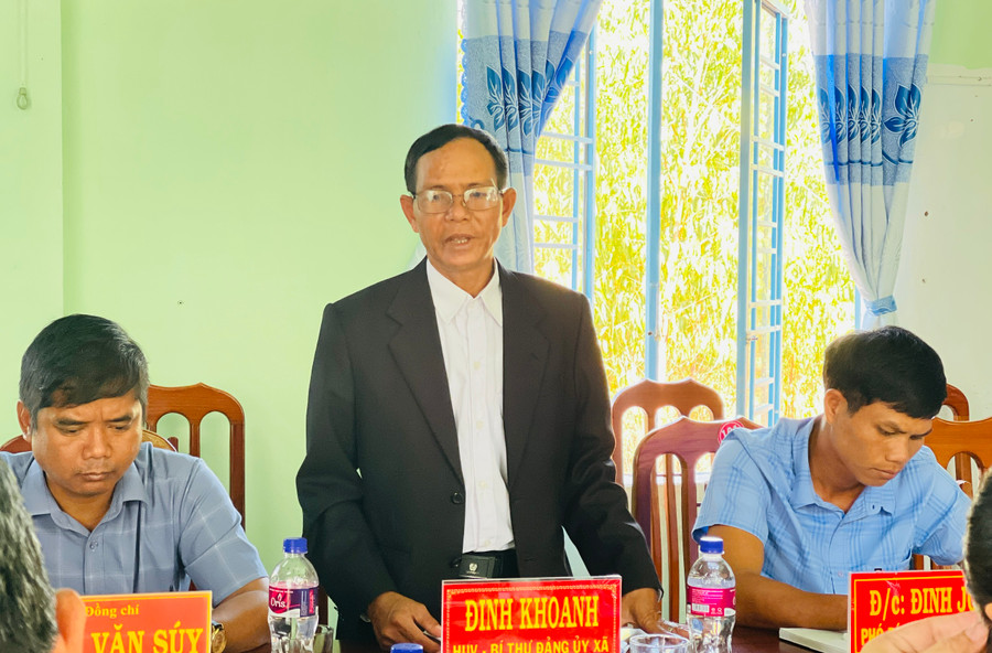 Bí thư Đảng ủy xã Chư Krêy Đinh Khoanh báo cáo về tình hình phát triển kinh tế-xã hội của địa phương. Ảnh: Trần Dung Bí thư Đảng ủy xã Chư Krêy Đinh Khoanh báo cáo về tình hình phát triển kinh tế-xã hội của địa phương. Ảnh: Trần Dung