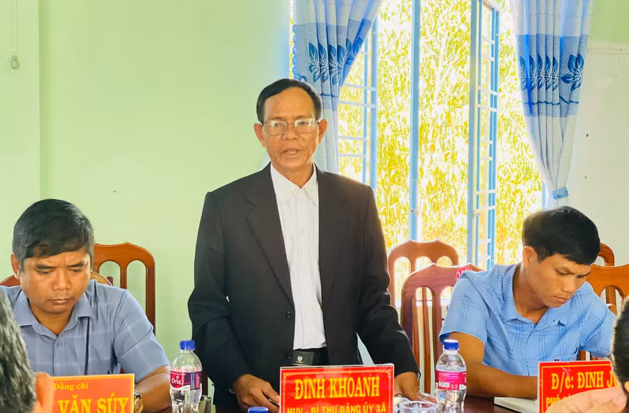 Bí thư Đảng ủy xã Chư Krêy Đinh Khoanh báo cáo về tình hình phát triển kinh tế-xã hội của địa phương. Ảnh: Trần Dung