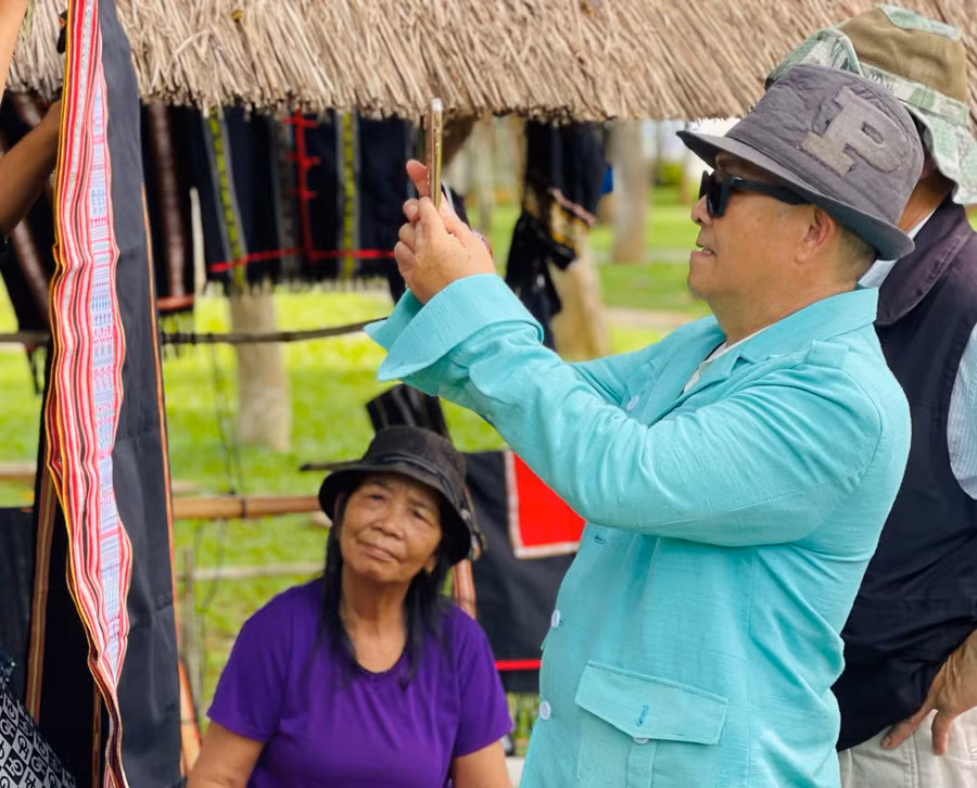 Thổ cẩm của người Jrai ở làng Kép 2 (xã Ia Mơ Nông, huyện Chư Păh) tạo được sức hút mạnh mẽ với du khách bởi nét đặc trưng và ý nghĩa riêng về kỹ thuật nhuộm vải, thêu hoa văn, được truyền từ đời này sang đời khác, tạo nên bức tranh thổ cẩm đa sắc, độc đáo.