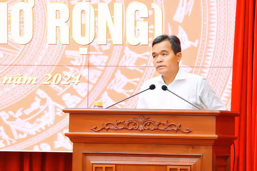 Bí thư Tỉnh ủy Hồ Văn Niên phát biểu chỉ đạo tại hội nghị lần thứ 16 Ban Chấp hành Đảng bộ tỉnh Gia Lai khóa XVI (mở rộng). Ảnh: Đức Thụy