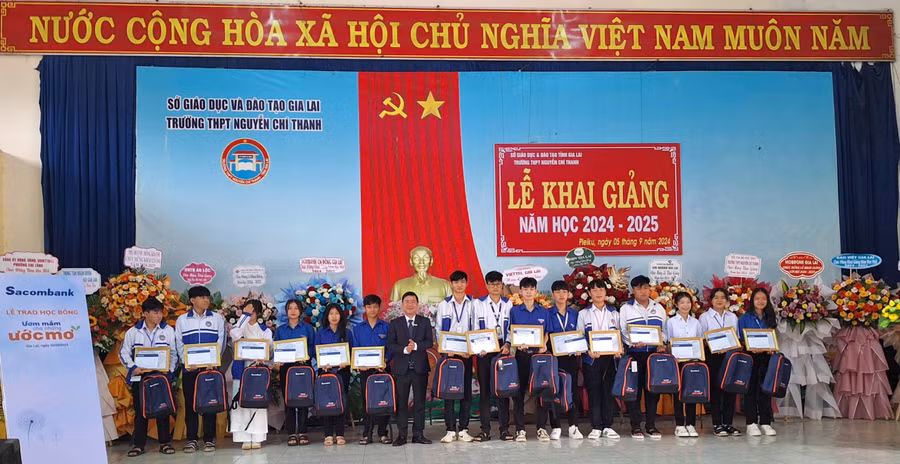 Ngân hàng Sacombank trao tặng học bổng cho học sinh Trường THPT Nguyễn Chí Thanh (TP. Pleiku) nhân dịp năm học mới 2024-2025. Ảnh: Mai Ka