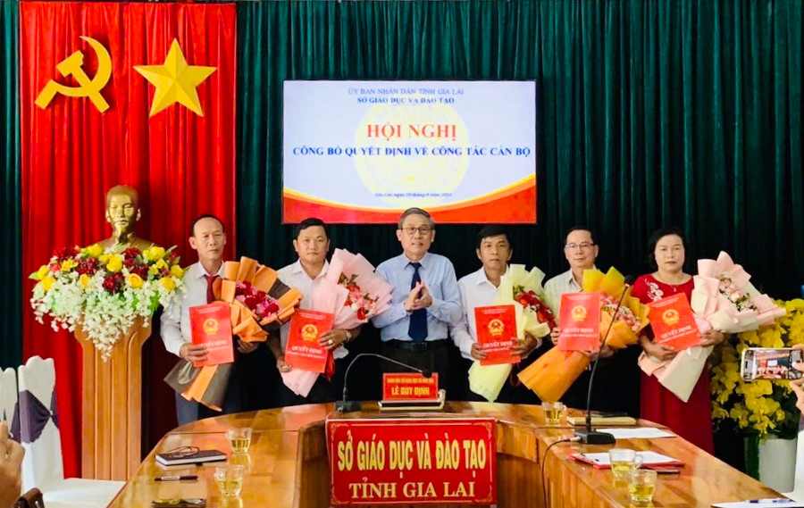 Giám đốc Sở GD-ĐT tỉnh Gia Lai Lê Duy Định trao quyết định điều động, bổ nhiệm cho các Hiệu trưởng. Ảnh: M.K