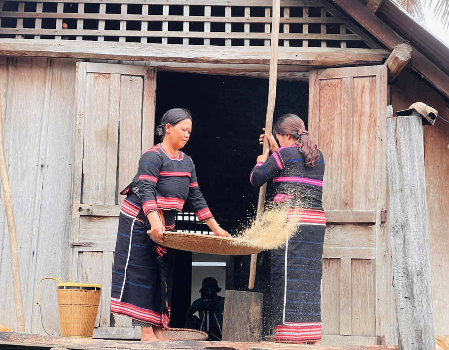 Trong tất cả các lễ hội ở địa phương, thôn Plei Rbai đều tái hiện hoạt động giã gạo để lưu giữ và quảng bá nét đẹp sinh hoạt thường nhật. Vì thế, nhịp chày giã gạo ở Plei Rbai cứ đều đặn ngân xa qua bao đời.