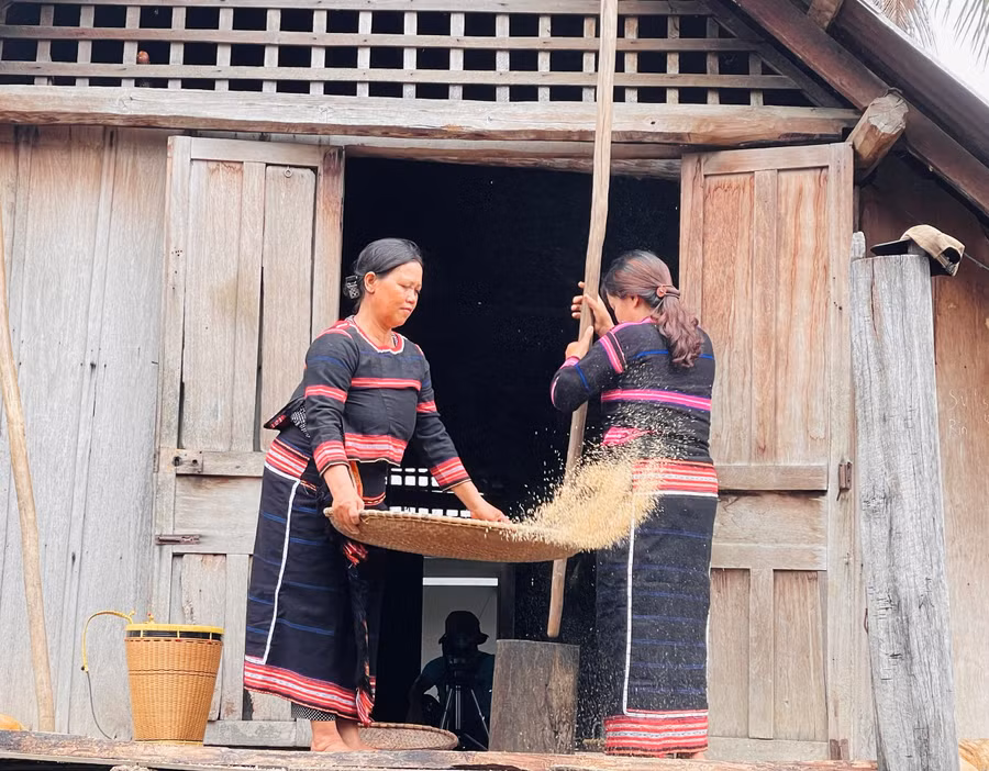 Trong tất cả các lễ hội ở địa phương, thôn Plei Rbai đều tái hiện hoạt động giã gạo để lưu giữ và quảng bá nét đẹp sinh hoạt thường nhật. Vì thế, nhịp chày giã gạo ở Plei Rbai cứ đều đặn ngân xa qua bao đời.