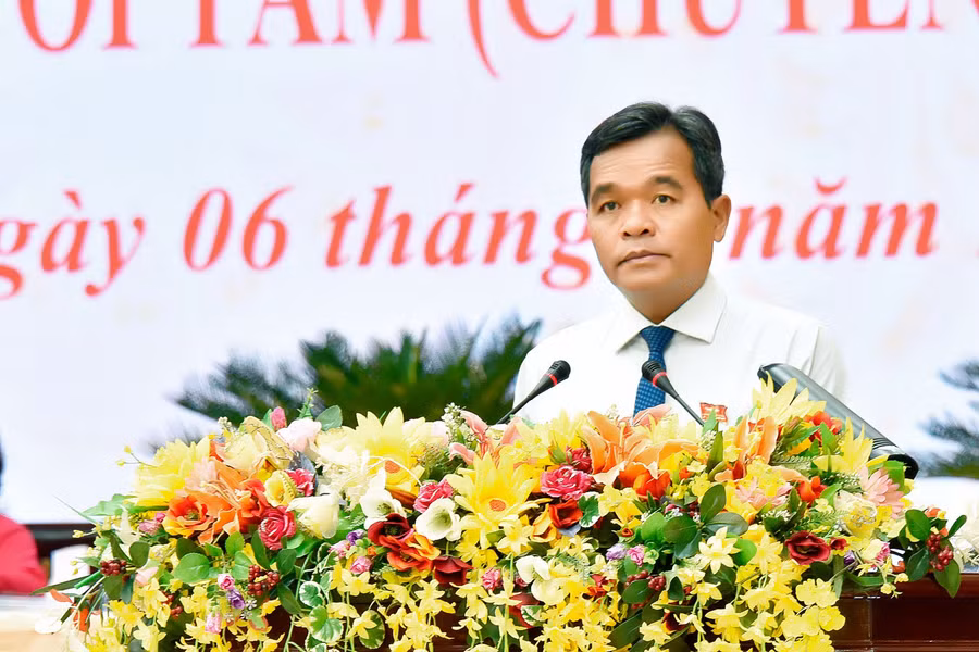 Ủy viên Ban Chấp hành Trung ương Đảng, Bí thư Tỉnh ủy, Chủ tịch HĐND tỉnh Hồ Văn Niên phát biểu tại kỳ họp. Ảnh: Đức Thuỵ