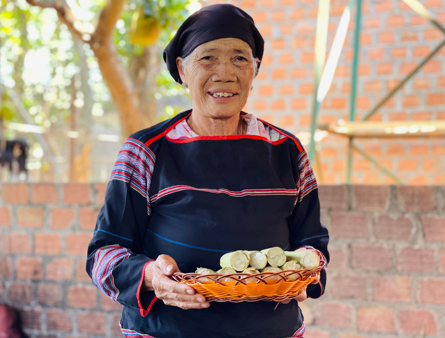 Bà H’Nut- “đại thụ” về ẩm thực Jrai truyền thống ở làng Tiêng 2 (xã Tân Sơn, TP. Pleiku). Ảnh: Mai Ka Bà H’Nut- “đại thụ” về ẩm thực Jrai truyền thống ở làng Tiêng 2 (xã Tân Sơn, TP. Pleiku). Ảnh: Mai Ka