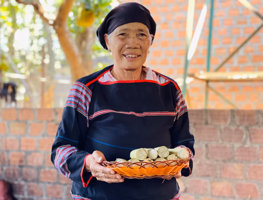 Bà H’Nut- “đại thụ” về ẩm thực Jrai truyền thống ở làng Tiêng 2 (xã Tân Sơn, TP. Pleiku). Ảnh: Mai Ka