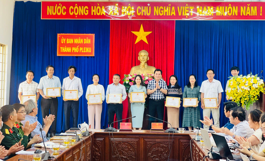 UBND TP. Pleiku khen thưởng các tập thể có thành tích tốt trong công tác tổ chức các hoạt động văn hóa, thể thao và du lịch năm 2023. Ảnh: Trần Dung