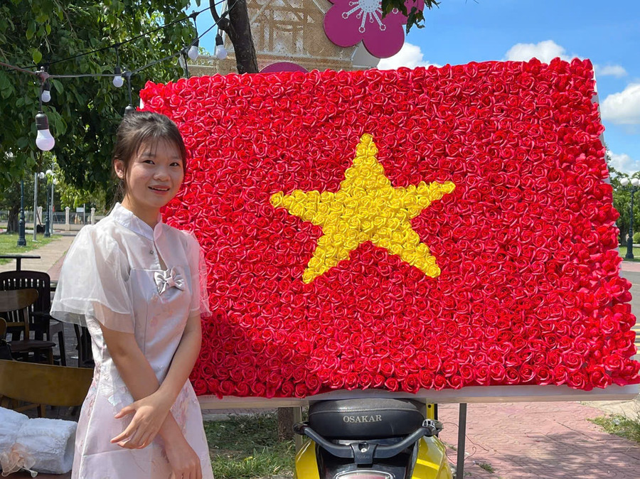 Bạn Dương Thị Kim Ngân (thôn Hải Yên, xã Chư A Thai, huyện Phú Thiện) vượt quãng đường hơn 10 km đến check in cùng lá cờ Tổ quốc được kết từ hoa tươi tại Quảng trường huyện. Ảnh: Vũ Chi Bạn Dương Thị Kim Ngân (thôn Hải Yên, xã Chư A Thai, huyện Phú Thiện) vượt quãng đường hơn 10 km đến check in cùng lá cờ Tổ quốc được kết từ hoa tươi tại Quảng trường huyện. Ảnh: Vũ Chi