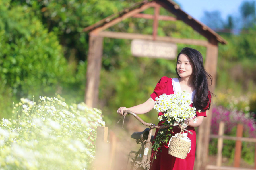 Người dân Pleiku có nhiều ý tưởng góp phần phát triển du lịch địa phương theo hướng Cao nguyên xanh vì sức khỏe. Việc đầu tư các vườn hoa để tạo không gian xanh và thu hút du khách, phù hợp với khí hậu, thổ nhưỡng và cảnh quan của thành phố. Người dân Pleiku có nhiều ý tưởng góp phần phát triển du lịch địa phương theo hướng Cao nguyên xanh vì sức khỏe. Việc đầu tư các vườn hoa để tạo không gian xanh và thu hút du khách, phù hợp với khí hậu, thổ nhưỡng và cảnh quan của thành phố.