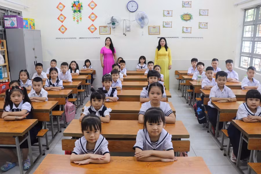 Cả cô và trò đều sẵn sàng cho một năm học mới đầy niềm vui. Ảnh: Lạc Hà