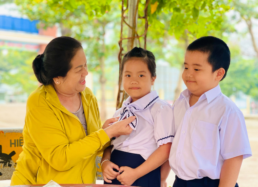 Bà Nguyễn Thị Đạt (tổ 6, phường Ia Kring, TP. Pleiku) phấn khởi đưa các cháu song sinh đến tựu trường từ sáng sớm. Ảnh: Trần Dung Bà Nguyễn Thị Đạt (tổ 6, phường Ia Kring, TP. Pleiku) phấn khởi đưa các cháu song sinh đến tựu trường từ sáng sớm. Ảnh: Trần Dung