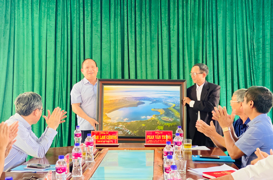 Phó Bí thư Tỉnh ủy Rah Lan Chung tặng quà cho hệ thống chính trị xã Chư Krêy. Ảnh: Trần Dung Phó Bí thư Tỉnh ủy Rah Lan Chung tặng quà cho hệ thống chính trị xã Chư Krêy. Ảnh: Trần Dung