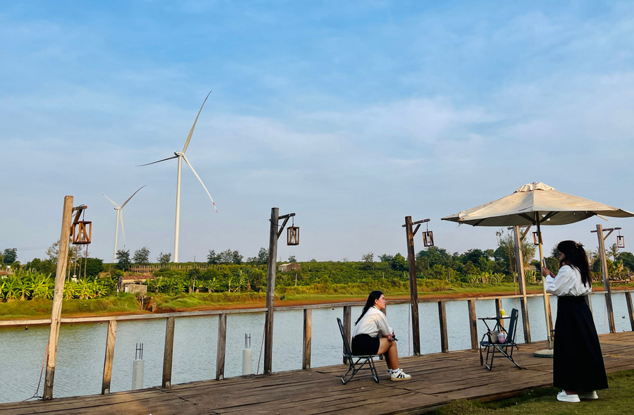 Để thưởng thức cảnh mặt trời lặng lẽ khuất dần phía núi, du khách có thể đến những quán cà phê mộc mạc lưng chừng triền dốc để hàn huyên với những người cùng sở thích. Để thưởng thức cảnh mặt trời lặng lẽ khuất dần phía núi, du khách có thể đến những quán cà phê mộc mạc lưng chừng triền dốc để hàn huyên với những người cùng sở thích.