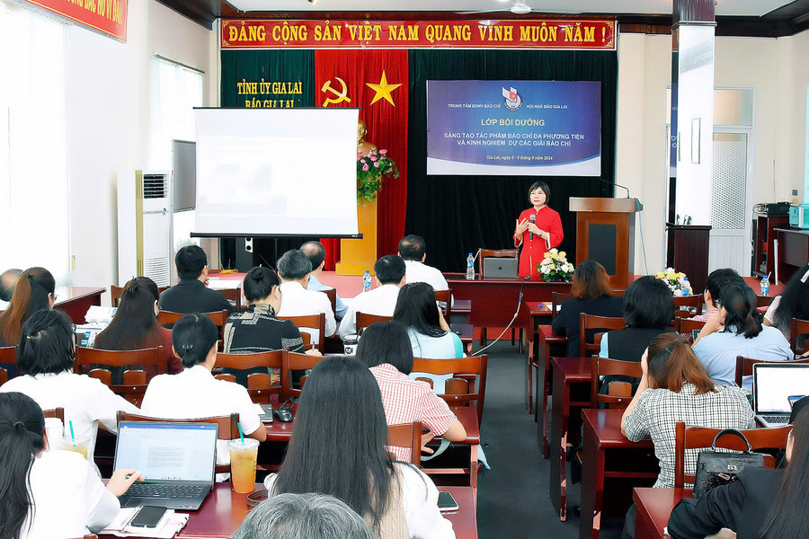 Lớp bồi dưỡng nghiệp vụ báo chí với chủ đề “Sáng tạo tác phẩm báo chí đa phương tiện và kinh nghiệm thực hiện tác phẩm tham dự các giải báo chí” diễn ra trong 2 ngày 5 và 6-8. Ảnh: Đức Thuỵ Lớp bồi dưỡng nghiệp vụ báo chí với chủ đề “Sáng tạo tác phẩm báo chí đa phương tiện và kinh nghiệm thực hiện tác phẩm tham dự các giải báo chí” diễn ra trong 2 ngày 5 và 6-8. Ảnh: Đức Thuỵ