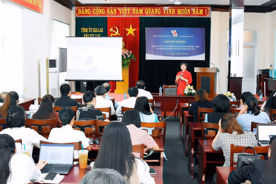 Lớp bồi dưỡng nghiệp vụ báo chí với chủ đề “Sáng tạo tác phẩm báo chí đa phương tiện và kinh nghiệm thực hiện tác phẩm tham dự các giải báo chí” diễn ra trong 2 ngày 5 và 6-8. Ảnh: Đức Thuỵ