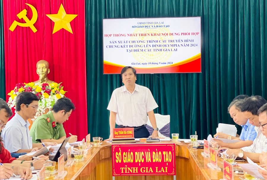 Ông Trần Bá Công-Phó Giám đốc sở GD-ĐT thông tin về kế hoạch triển khai phối hợp sản xuất chương trình Cầu truyền hình chung kết “Đường lên đỉnh Olympia” năm 2024 tại điểm cầu tỉnh Gia Lai. Ảnh: Trần Dung