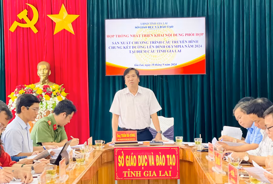 Ông Trần Bá Công-Phó Giám đốc sở GD-ĐT thông tin về kế hoạch triển khai phối hợp sản xuất chương trình Cầu truyền hình chung kết “Đường lên đỉnh Olympia” năm 2024 tại điểm cầu tỉnh Gia Lai. Ảnh: Trần Dung