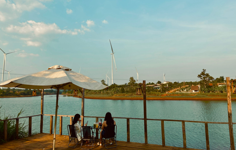 Khi chiều xuống và gió ngừng thổi, những con sóng lăn tăn cũng muốn nghỉ ngơi, để lại mặt hồ phẳng lặng yên ả. Du khách có thể yên vị trên bờ đập với ly cà phê thơm ngon và đắm mình khoảnh khắc hoàng hôn cuối ngày. Khi chiều xuống và gió ngừng thổi, những con sóng lăn tăn cũng muốn nghỉ ngơi, để lại mặt hồ phẳng lặng yên ả. Du khách có thể yên vị trên bờ đập với ly cà phê thơm ngon và đắm mình khoảnh khắc hoàng hôn cuối ngày.