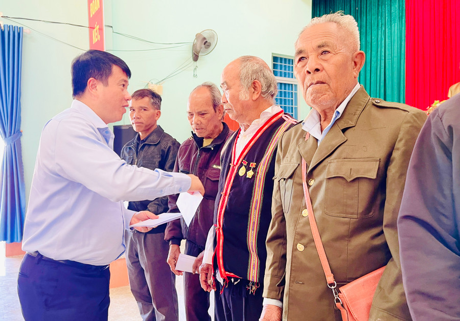 Chủ tịch Hội đồng Dân tộc của Quốc hội Y Thanh Hà Niê Kđăm tặng quà cho các gia đình chính sách, người có công. Ảnh: Trần Dung