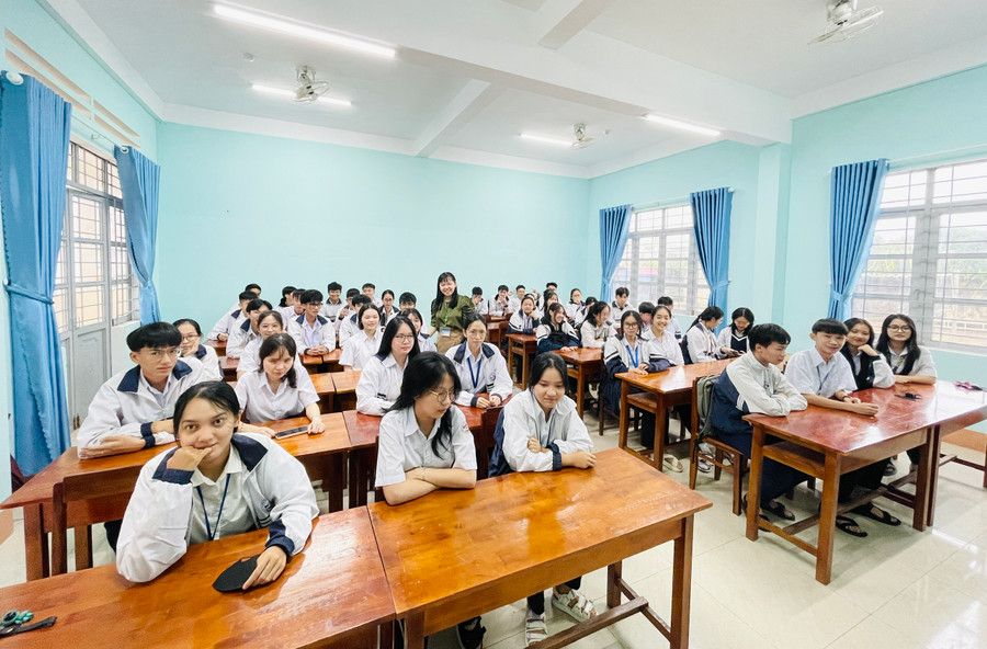 Học sinh Trường THPT Hoàng Hoa Thám (TP. Pleiku) chính thức tựu trường trong không khí hân hoan, phấn khởi. Ảnh: Trần Dung Học sinh Trường THPT Hoàng Hoa Thám (TP. Pleiku) chính thức tựu trường trong không khí hân hoan, phấn khởi. Ảnh: Trần Dung