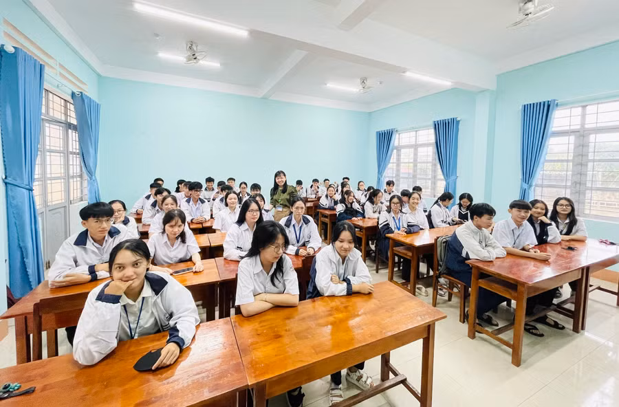 Học sinh Trường THPT Hoàng Hoa Thám (TP. Pleiku) chính thức tựu trường trong không khí hân hoan, phấn khởi. Ảnh: Trần Dung