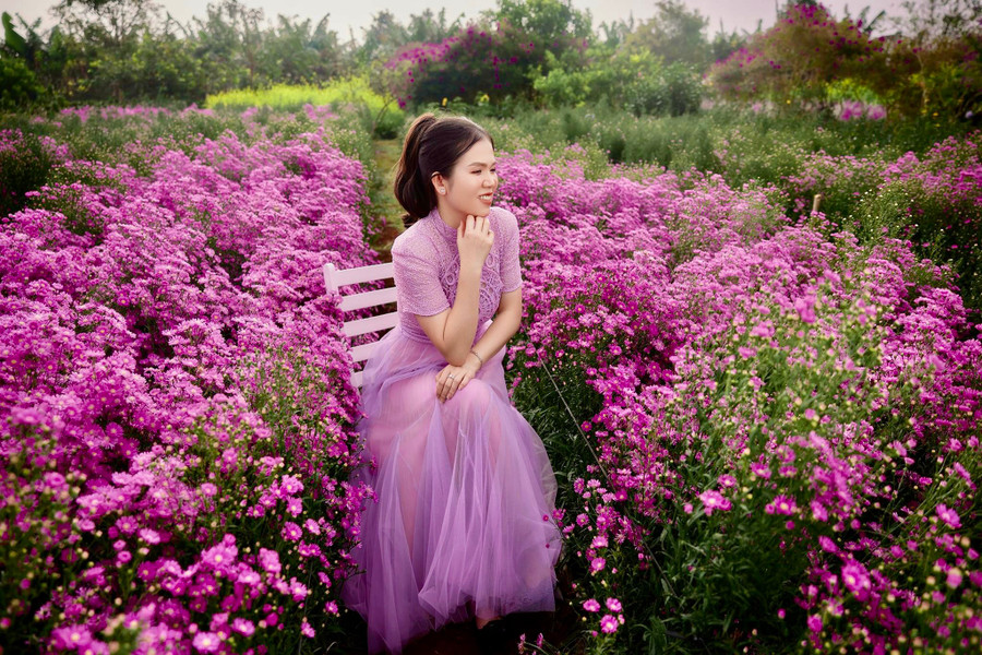 Những năm gần đây, khi du lịch trải nghiệm về với thiên nhiên đang trở thành trào lưu được nhiều người lựa chọn và yêu thích, nhiều vườn hoa được người dân mở cửa đón khách. Mỗi cây xanh, mỗi sắc hoa trong vườn luôn được chủ vườn nâng niu, tận tâm chăm sóc để chúng có thể phát triển và bung sắc đẹp nhất. Những năm gần đây, khi du lịch trải nghiệm về với thiên nhiên đang trở thành trào lưu được nhiều người lựa chọn và yêu thích, nhiều vườn hoa được người dân mở cửa đón khách. Mỗi cây xanh, mỗi sắc hoa trong vườn luôn được chủ vườn nâng niu, tận tâm chăm sóc để chúng có thể phát triển và bung sắc đẹp nhất.