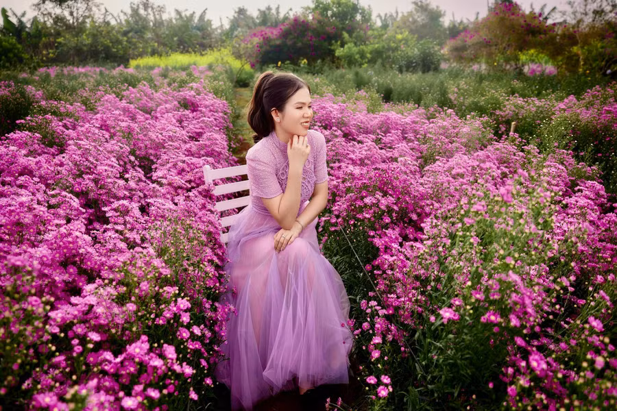 Những năm gần đây, khi du lịch trải nghiệm về với thiên nhiên đang trở thành trào lưu được nhiều người lựa chọn và yêu thích, nhiều vườn hoa được người dân mở cửa đón khách. Mỗi cây xanh, mỗi sắc hoa trong vườn luôn được chủ vườn nâng niu, tận tâm chăm sóc để chúng có thể phát triển và bung sắc đẹp nhất.