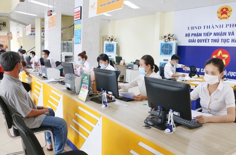 Sở Lao động-Thương binh và Xã hội khuyến khích các tổ chức, cá nhân đăng ký giải quyết thủ tục hành chính qua hình thức dịch vụ công trực tuyến và qua dịch vụ Bưu chính công ích. Ảnh: Mai Ka Sở Lao động-Thương binh và Xã hội khuyến khích các tổ chức, cá nhân đăng ký giải quyết thủ tục hành chính qua hình thức dịch vụ công trực tuyến và qua dịch vụ Bưu chính công ích. Ảnh: Mai Ka