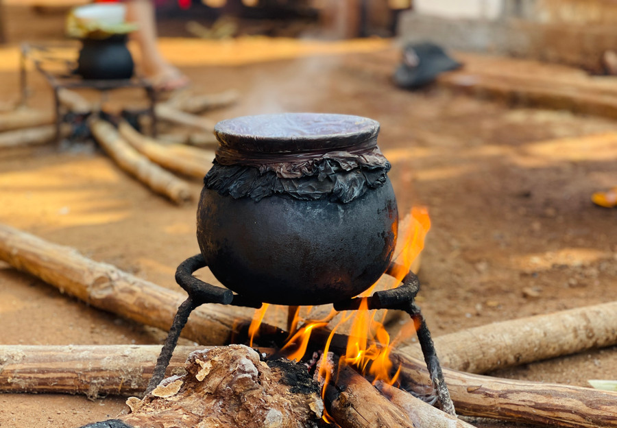 Gốm có ưu điểm khó vỡ, ít rò rỉ nên người Jrai thường chế tạo thành nồi tròn hay hũ lớn dùng để đựng thóc, gạo, măng le, hạt giống, thức ăn... Ngoài ra, họ còn làm đồ gốm có giá trị như ghè, lọ…