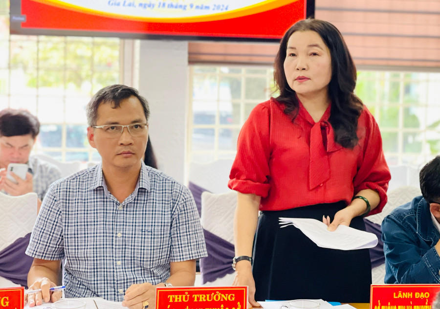 Hiệu trưởng Trường THPT chuyên Hùng Vương Lê Thị Thu thảo luận, đề xuất xây dựng kế hoạch chi tiết triển khai công tác phối hợp tổ chức cầu truyền hình trực tiếp chung kết “Đường lên đỉnh Olympia”. Ảnh: Trần Dung