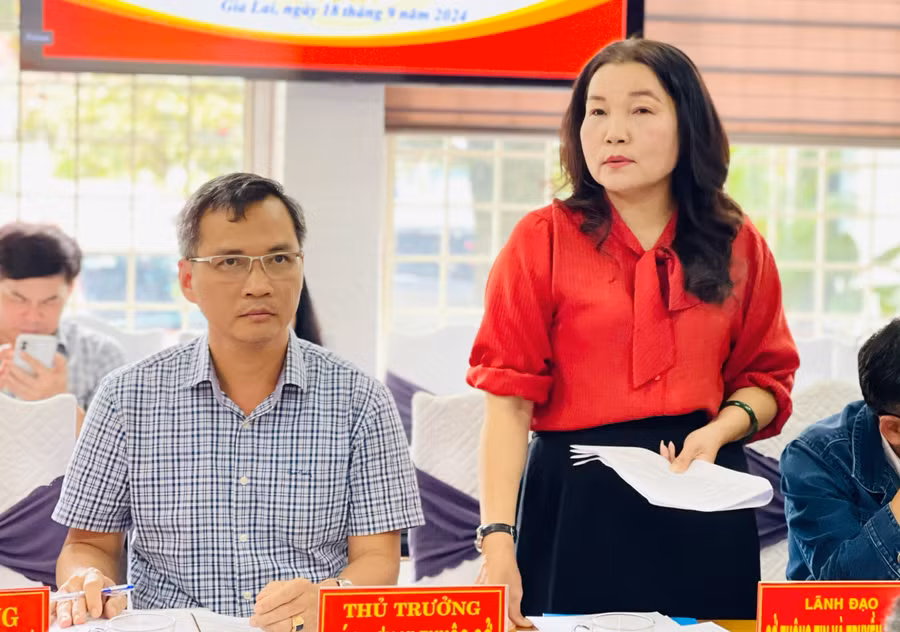 Hiệu trưởng Trường THPT chuyên Hùng Vương Lê Thị Thu thảo luận, đề xuất xây dựng kế hoạch chi tiết triển khai công tác phối hợp tổ chức cầu truyền hình trực tiếp chung kết “Đường lên đỉnh Olympia”. Ảnh: Trần Dung