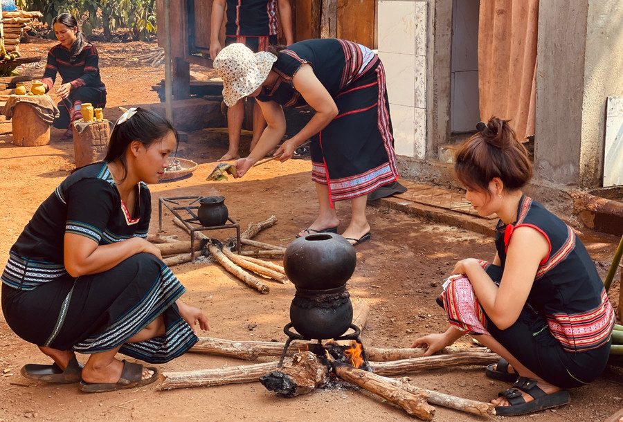 Gốm của người Jrai không có men mà thường có màu chủ đạo là xám đen. Sau khi nung để có màu xám đen trên sản phẩm người Jrai lấy nước lá rừng quét bên ngoài để bảo vệ sản phẩm được bền chắc hơn. Công đoạn cuối cùng gốm sẽ được đem phơi nắng hoặc gác bếp khoảng 10-15 ngày thì hoàn thiện và đưa vào sử dụng.