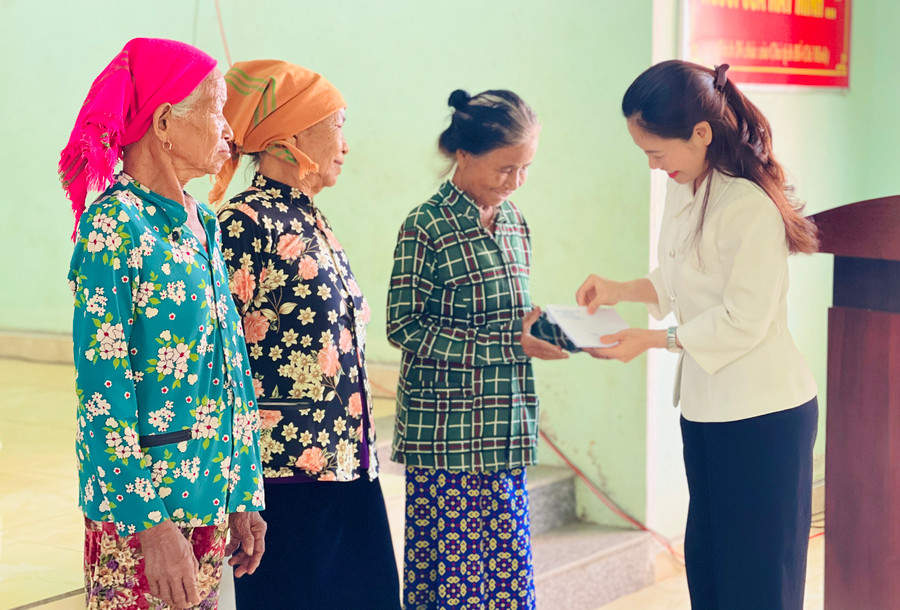 Phó Trưởng đoàn chuyên trách Đoàn đại biểu Quốc hội tỉnh Siu Hương tặng quà cho các gia đình chính sách, người có công. Ảnh: Trần Dung