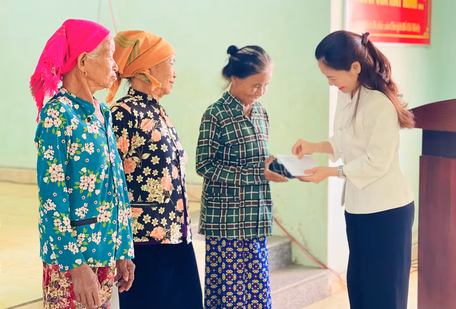 Phó Trưởng đoàn chuyên trách Đoàn đại biểu Quốc hội tỉnh Siu Hương tặng quà cho các gia đình chính sách, người có công. Ảnh: Trần Dung