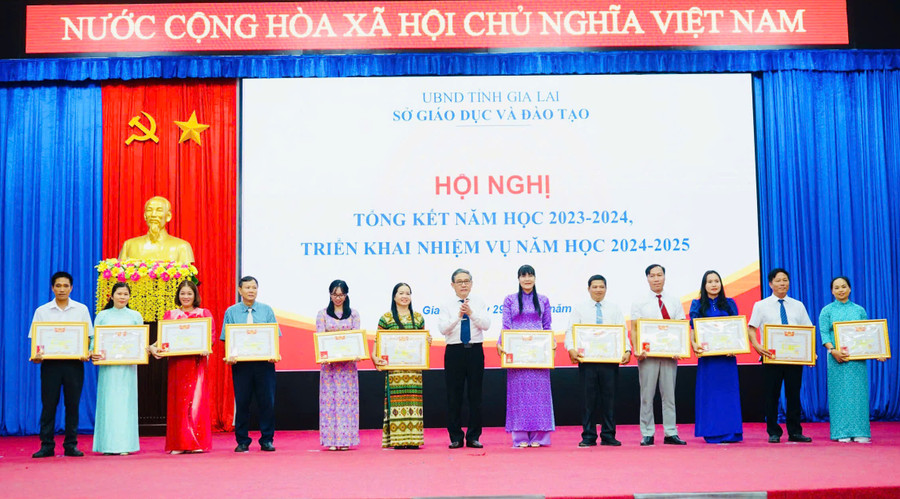 Thừa ủy quyền của Chủ tịch UBND tỉnh Gia Lai, lãnh đạo Sở GD-ĐT tỉnh trao tặng danh hiệu Chiến sĩ thi đua cấp tỉnh cho cán bộ, giáo viên khối THPT đã có thành tích tiêu biểu xuất sắc trong phong trào thi đua yêu nước. Ảnh: Trần Dung Thừa ủy quyền của Chủ tịch UBND tỉnh Gia Lai, lãnh đạo Sở GD-ĐT tỉnh trao tặng danh hiệu Chiến sĩ thi đua cấp tỉnh cho cán bộ, giáo viên khối THPT đã có thành tích tiêu biểu xuất sắc trong phong trào thi đua yêu nước. Ảnh: Trần Dung
