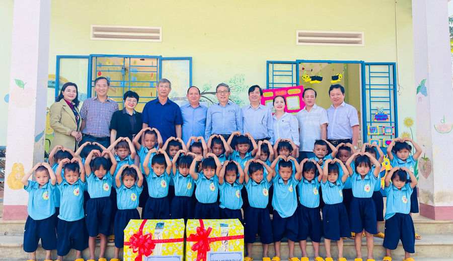 Phó Bí thư Tỉnh ủy Rah Lan Chung cùng đoàn công tác thăm Trường Mầm non Sơn Ca (làng Châu, xã Chư Krêy, huyện Kông Chro). Ảnh: Trần Dung Phó Bí thư Tỉnh ủy Rah Lan Chung cùng đoàn công tác thăm Trường Mầm non Sơn Ca (làng Châu, xã Chư Krêy, huyện Kông Chro). Ảnh: Trần Dung