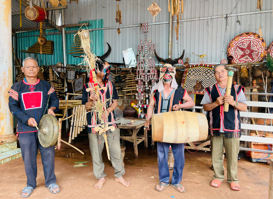 Già Jol cùng mọi người tập luyện để chuẩn bị cho lễ hội của làng. Ảnh: Mai Ka Già Jol cùng mọi người tập luyện để chuẩn bị cho lễ hội của làng. Ảnh: Mai Ka