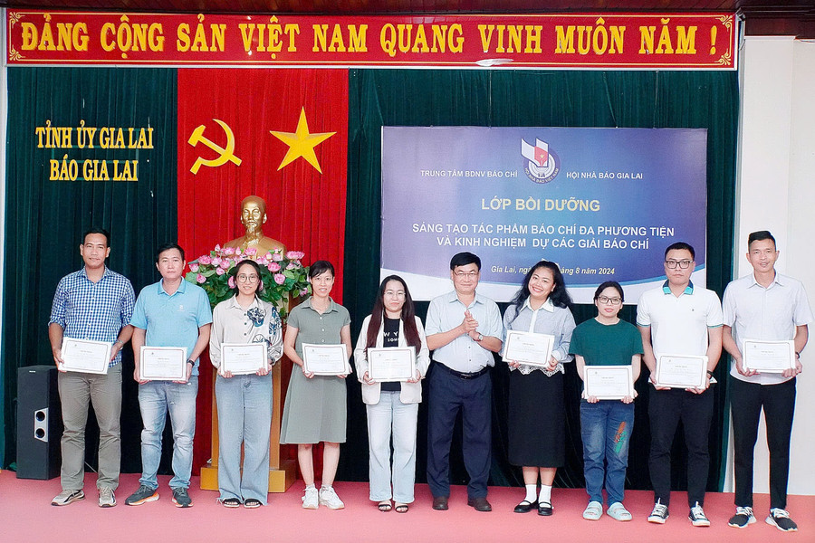Học viên nhận giấy chứng nhận hoàn thành lớp bồi dưỡng nghiệp vụ báo chí về sáng tạo tác phẩm báo chí đa phương tiện. Ảnh: Đức Thụy Học viên nhận giấy chứng nhận hoàn thành lớp bồi dưỡng nghiệp vụ báo chí về sáng tạo tác phẩm báo chí đa phương tiện. Ảnh: Đức Thụy
