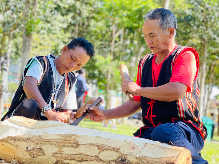 Người làng Hăng Ring (thị trấn Chư Sê, huyện Chư Sê) kính trọng già Rah Lan Hào bởi ngoài là già làng uy tín, ông còn là người tập hợp và thành lập đội cồng chiêng thanh-thiếu niên để truyền lại ngọn lửa văn hóa truyền thống của dân tộc mình. Cùng với đó, già Hào còn có tài tạc tượng gỗ dân gian tuyệt đẹp. Biết tạc tượng từ năm 20 tuổi, đôi tay tài hoa của già đã tạo nên không biết bao nhiêu tượng gỗ với nhiều kiểu dáng và ý nghĩa độc đáo. Người làng Hăng Ring (thị trấn Chư Sê, huyện Chư Sê) kính trọng già Rah Lan Hào bởi ngoài là già làng uy tín, ông còn là người tập hợp và thành lập đội cồng chiêng thanh-thiếu niên để truyền lại ngọn lửa văn hóa truyền thống của dân tộc mình. Cùng với đó, già Hào còn có tài tạc tượng gỗ dân gian tuyệt đẹp. Biết tạc tượng từ năm 20 tuổi, đôi tay tài hoa của già đã tạo nên không biết bao nhiêu tượng gỗ với nhiều kiểu dáng và ý nghĩa độc đáo.