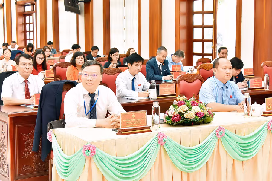 Các đại biểu tham dự kỳ họp. Ảnh: Đức Thuỵ