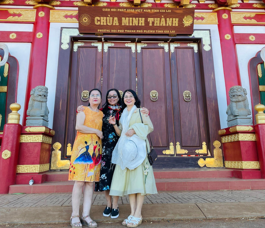 Nhóm bạn của chị Nguyễn Thị Lệ Thủy (áo vàng, đến từ TP. Hồ Chí Minh) thăm chùa Minh Thành (TP. Pleiku). Ảnh: Mai Ka Nhóm bạn của chị Nguyễn Thị Lệ Thủy (áo vàng, đến từ TP. Hồ Chí Minh) thăm chùa Minh Thành (TP. Pleiku). Ảnh: Mai Ka