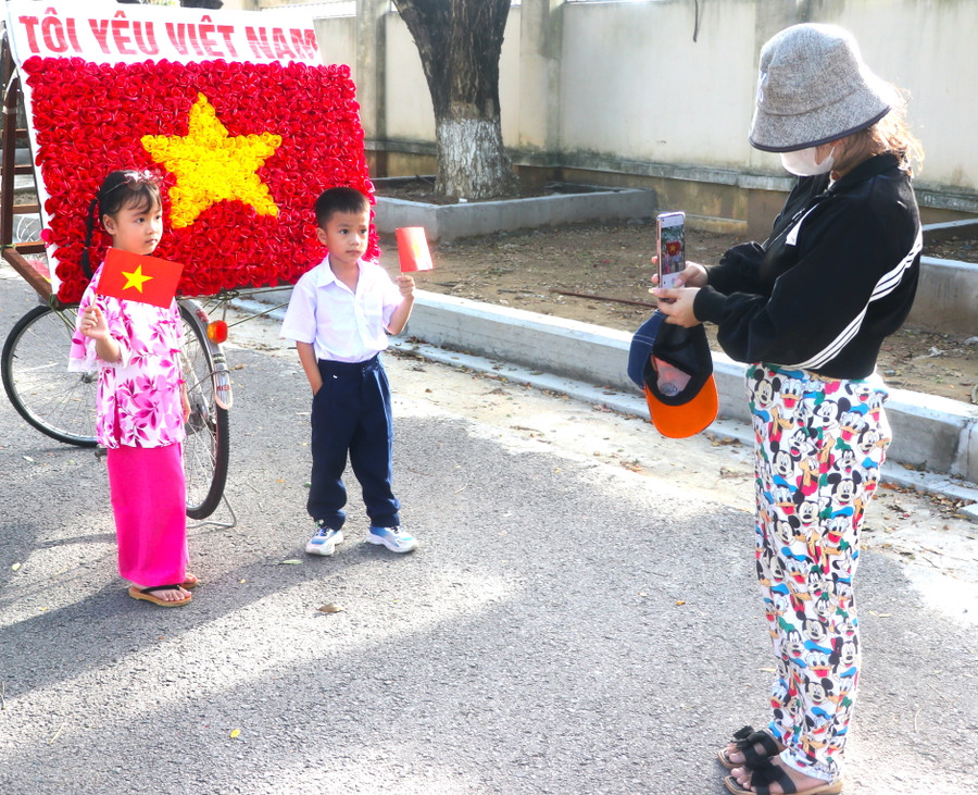 Chị Nguyễn Thị Thu Oanh (tổ 2, phường Ngô Mây, thị xã An Khê) ghi lại những bức hình ý nghĩa làm kỷ cho 2 con nhân dịp Quốc khánh 2-9. Ảnh: Ngọc Minh Chị Nguyễn Thị Thu Oanh (tổ 2, phường Ngô Mây, thị xã An Khê) ghi lại những bức hình ý nghĩa làm kỷ cho 2 con nhân dịp Quốc khánh 2-9. Ảnh: Ngọc Minh