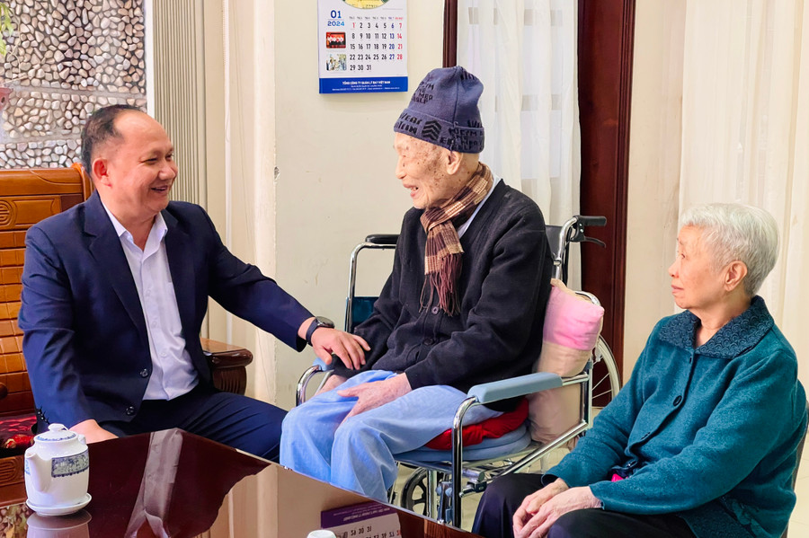 Phó Bí thư Tỉnh ủy Rah Lan Chung ân cần gửi lời chúc sức khỏe tới đồng chí Ngô Thành-nguyên Phó Bí thư Tỉnh ủy. Ảnh: Trần Dung Phó Bí thư Tỉnh ủy Rah Lan Chung ân cần gửi lời chúc sức khỏe tới đồng chí Ngô Thành-nguyên Phó Bí thư Tỉnh ủy. Ảnh: Trần Dung