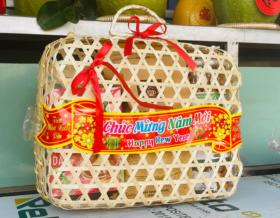 Giỏ quà Tết mây tre đan được thiết kế từ các vật liệu sẵn có trong tự nhiên như: tre, mây, lồ ô… Giỏ quà từ mây tre đan vừa hữu dụng lại tăng giá trị thẩm mỹ cho món quà. Giỏ quà Tết mây tre đan được thiết kế từ các vật liệu sẵn có trong tự nhiên như: tre, mây, lồ ô… Giỏ quà từ mây tre đan vừa hữu dụng lại tăng giá trị thẩm mỹ cho món quà.